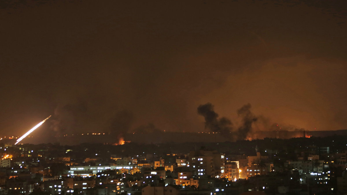 Dödande missiler lyser upp Gaza i sommarnatten. 