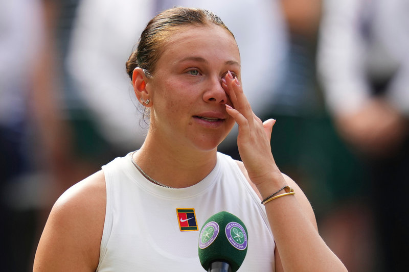 Amerikanskan Amanda Anisimova torkade tårarna under sitt tacktal – bland annat till sin mamma.