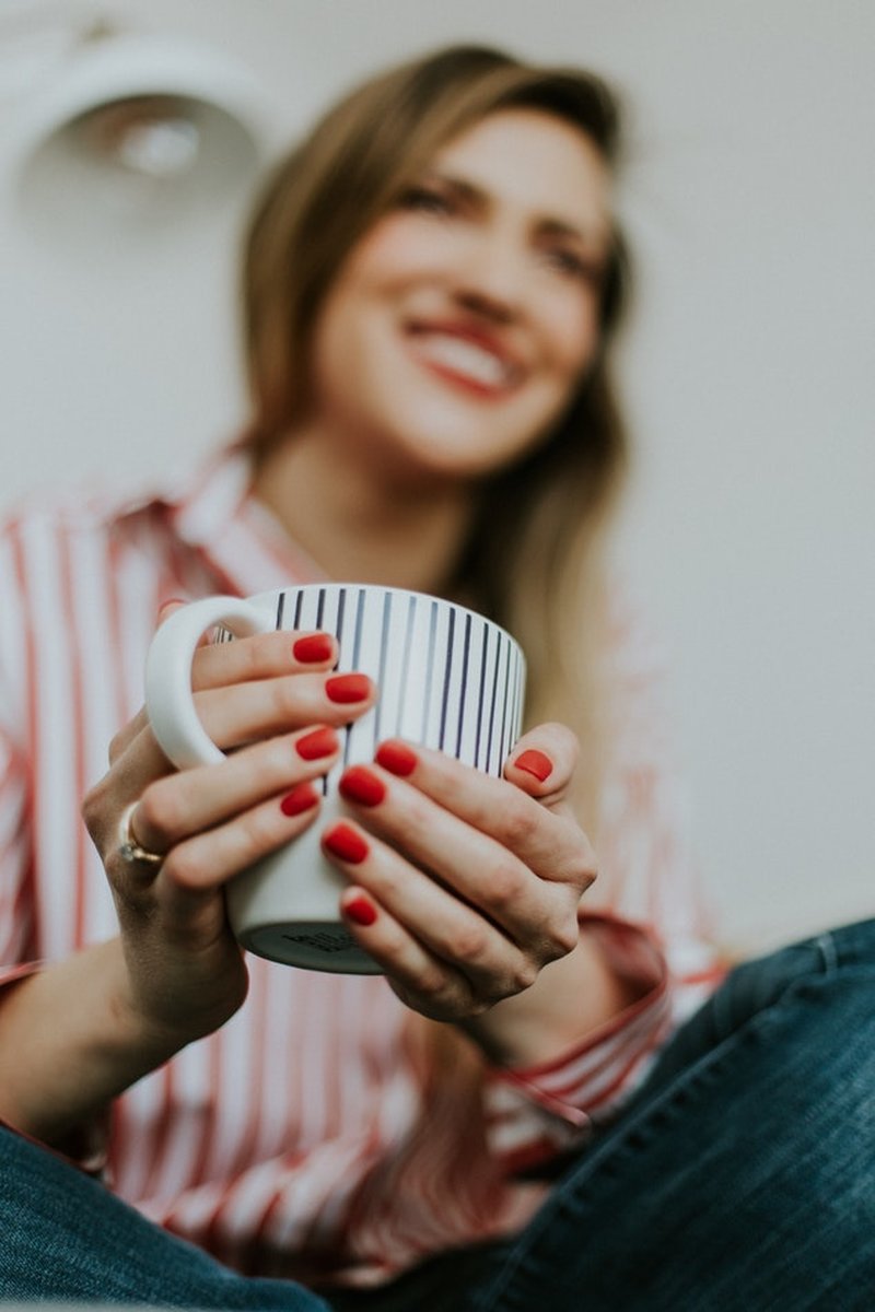 Kvinna håller i en kaffekopp Kvinna håller i en kaffekopp