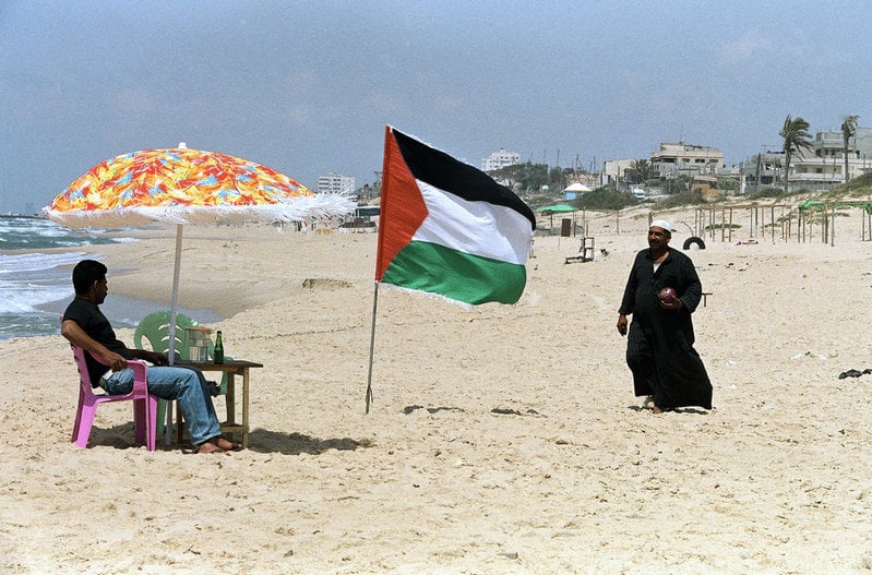 Vilka flaggor ska vaja vid Gazas medelhavsstränder i framtiden? Bilden är från 1994, då israeler och palestinier just kommit överens om begränsat palestinskt styre i Gazaremsan.