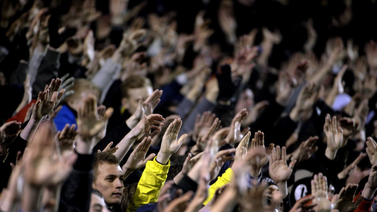 AIK-fansen stödjer sitt lag på Råsunda. På söndag är det premiärdags på Friends arena.