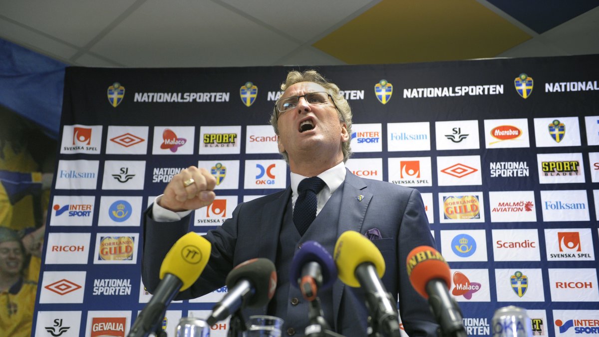Hamrén inledde presskonferensen med att tala till de svenska fansen.