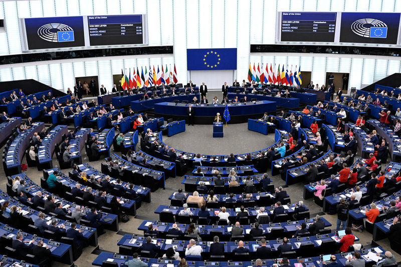 Ledamöterna i EU-parlamentet lyssnar till Ursula von der Leyens tal. 
