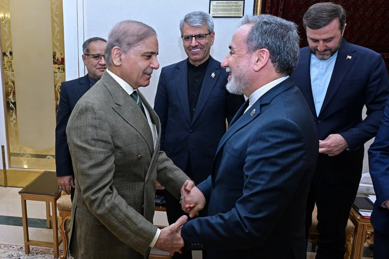 Pakistans premiärminister Shehbaz Sharif tar emot Irans utrikesminister Abbas Araghchi på lördagen. Bild från Sharifs kansli.