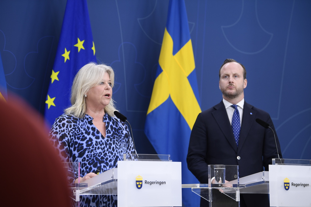 Socialtjänstminister Camilla Waltersson Grönvall (M) och Christian Carlsson (KD) presenterar nya åtgärder för att bryta rekryteringen av barn och unga till kriminella gäng, vid en pressträff.