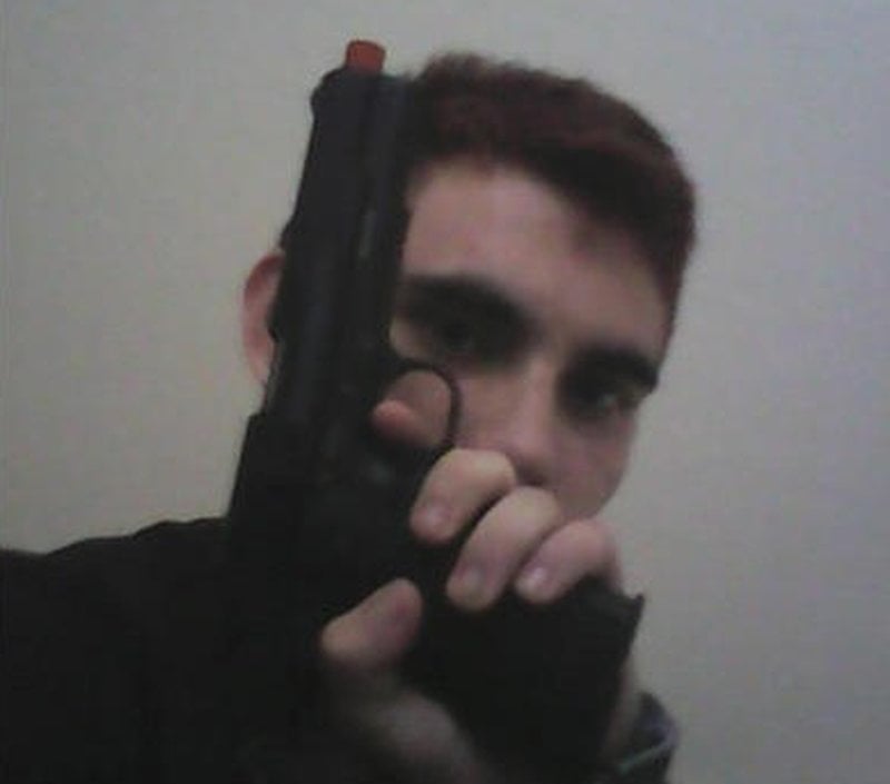 Nikolas Cruz poserar med ett luftgevär