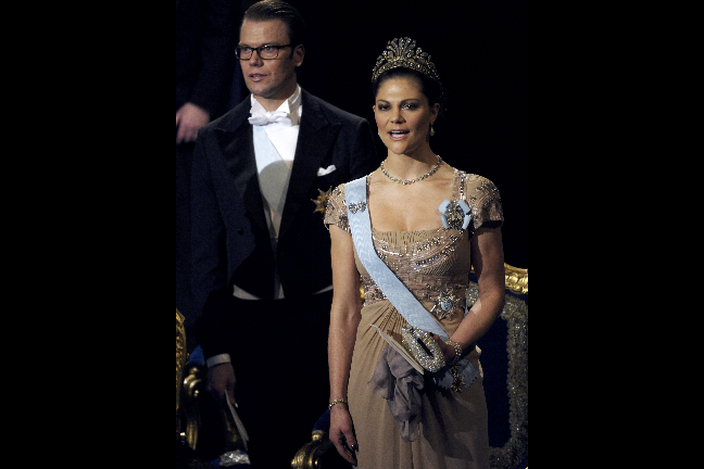 Prins Daniel och kronprinsesan Victoria sjunger nationalsången Prins Daniel och kronprinsesan Victoria sjunger nationalsången