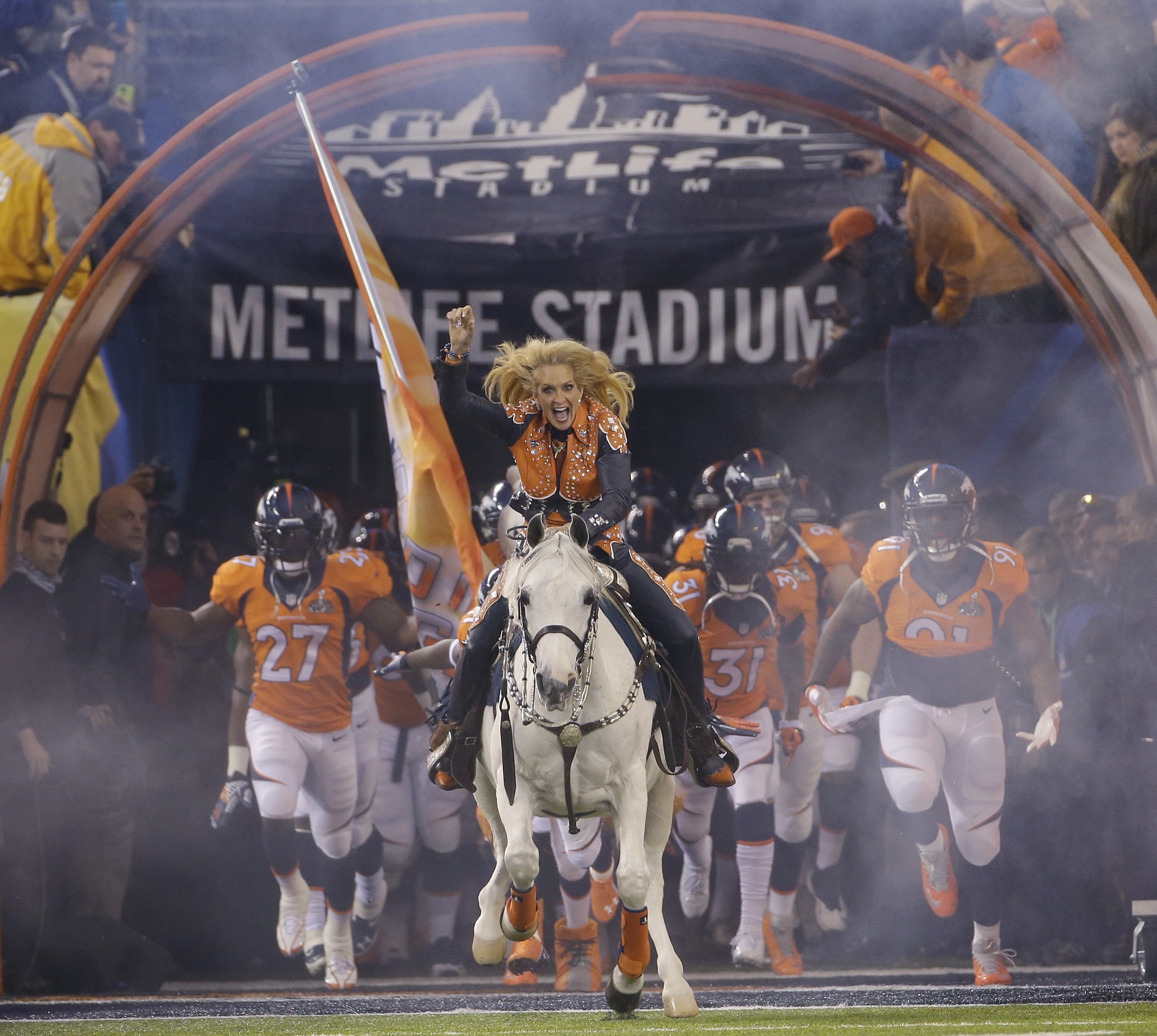 Denver Broncos lag kommer in på planen. Denver Broncos lag kommer in på planen.