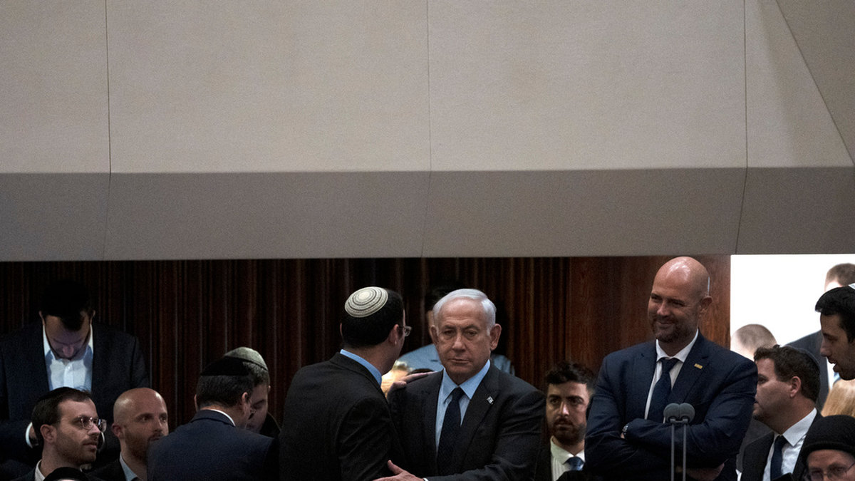 Israels premiärminister Benjamin Netanyahu, i mitten, i det israeliska parlamentet – knesset – under måndagen.