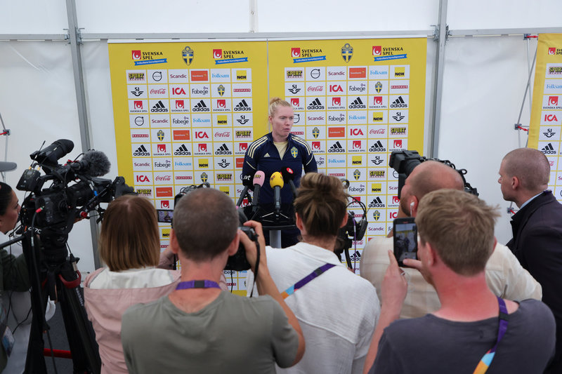 Landslagets målvakt Hedvig Lindahl var hett villebråd efter tisdagens träning, med anledning av att hon blivit klar för damallsvenska Djurgården.