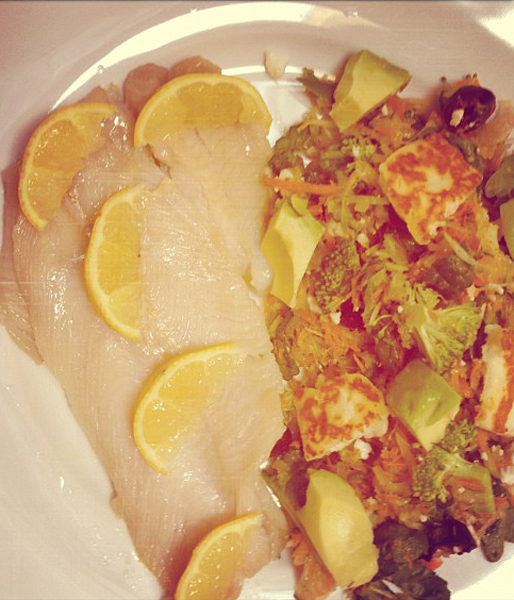 Till middag verkar det vara fisk som är grejen. Plus spenat, kål, oliver, morötter, gurka, fetaost och halloumi. Till middag verkar det vara fisk som är grejen. Plus spenat, kål, oliver, morötter, gurka, fetaost och halloumi.