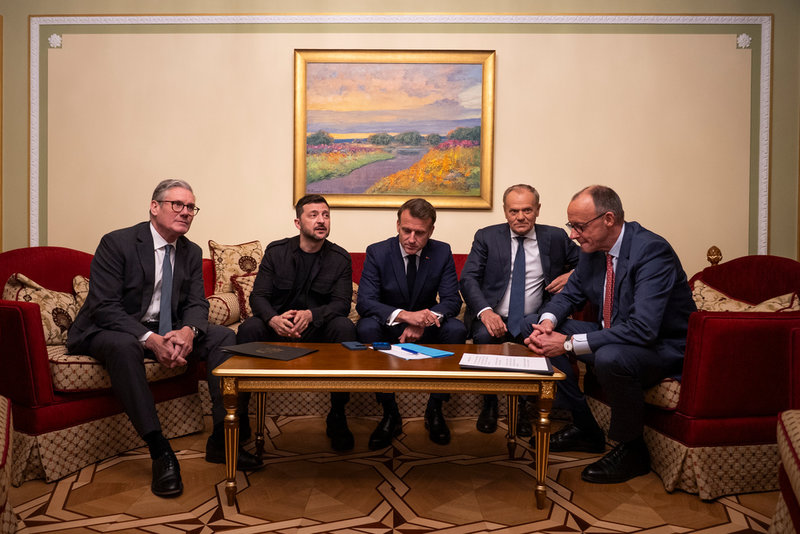 Storbritanniens premiärminister Keir Starmer, Ukrainas president Volodymyr Zelenskyj, Frankrikes president Emmanuel Macron, Polens premiärminister Donald Tusk och Tyskland förbundskansler Friedrich Merz ringde USA:s president Donald Trump från Kiev i lördags.