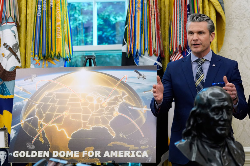 Försvarsminister Pete Hegseth var med när en visualisering av den gyllene kupolen presenterades i Ovala rummet.