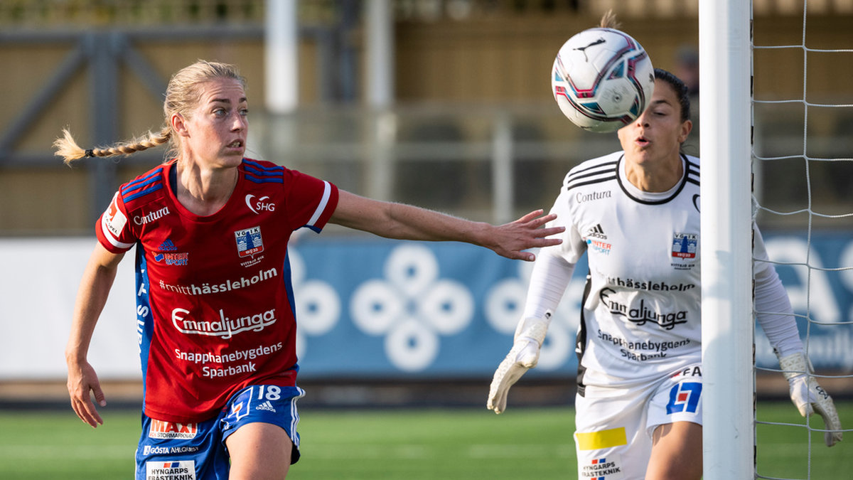 Vittsjös och Finlands anfallare Linda Sällström, till vänster, rasar mot Internationella fotbollsförbundet (Fifa). Arkivbild.