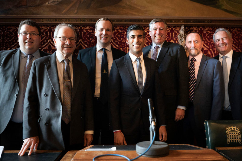 Rishi Sunak poserar för sin första bild som partiledare, tillsammans med 1922-kommittén, som håller i partiledarvalet.