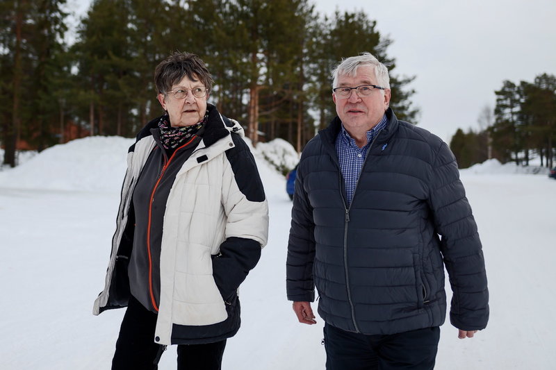 Annika Granström vill ha en gruva i Jokkmokk. 'Men många som är positiva vågar inte säga det öppet', säger hon efter att ha ätit lunch hos PRO. Grannen Lennart Larsson håller med och hoppas att gruvan skulle leda till välbehövliga skatteintäkter som kan laga gropiga gator och gamla avlopp i samhället.