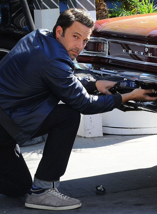 Ben Affleck tankar sin bil. Ben Affleck tankar sin bil.