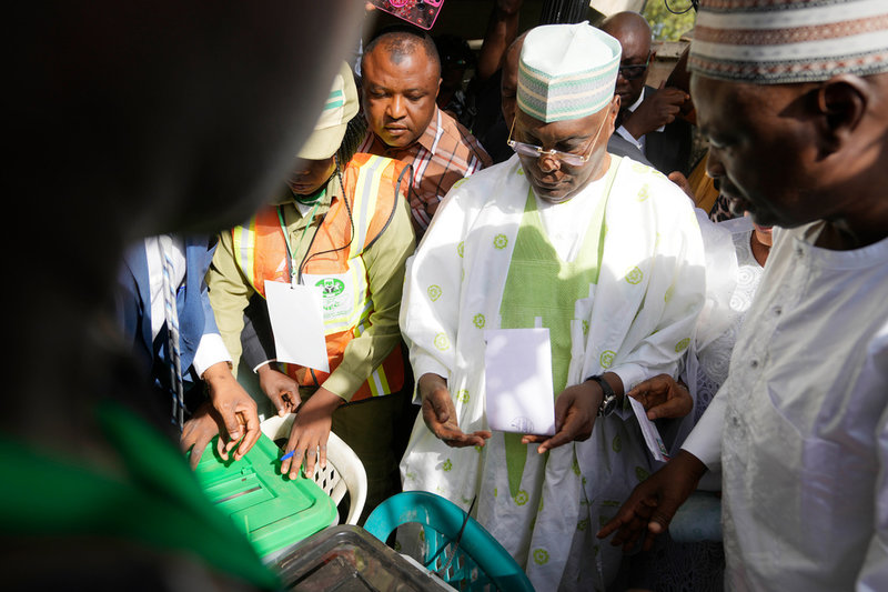 Presidentkandidaten och tidigare vicepresidenten Atiku Abubakar vid en vallokal i Yola på lördagsmorgonen.