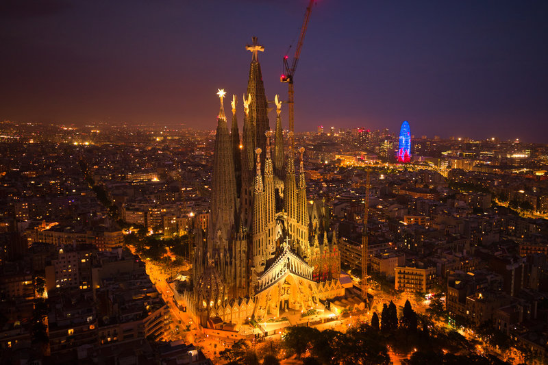 Kristi torn (La torre de Jesucrist) är den centralt placerade spira som sträcker sig 172,5 meter upp i luften och gör Sagrada Família till världens högsta kyrka.