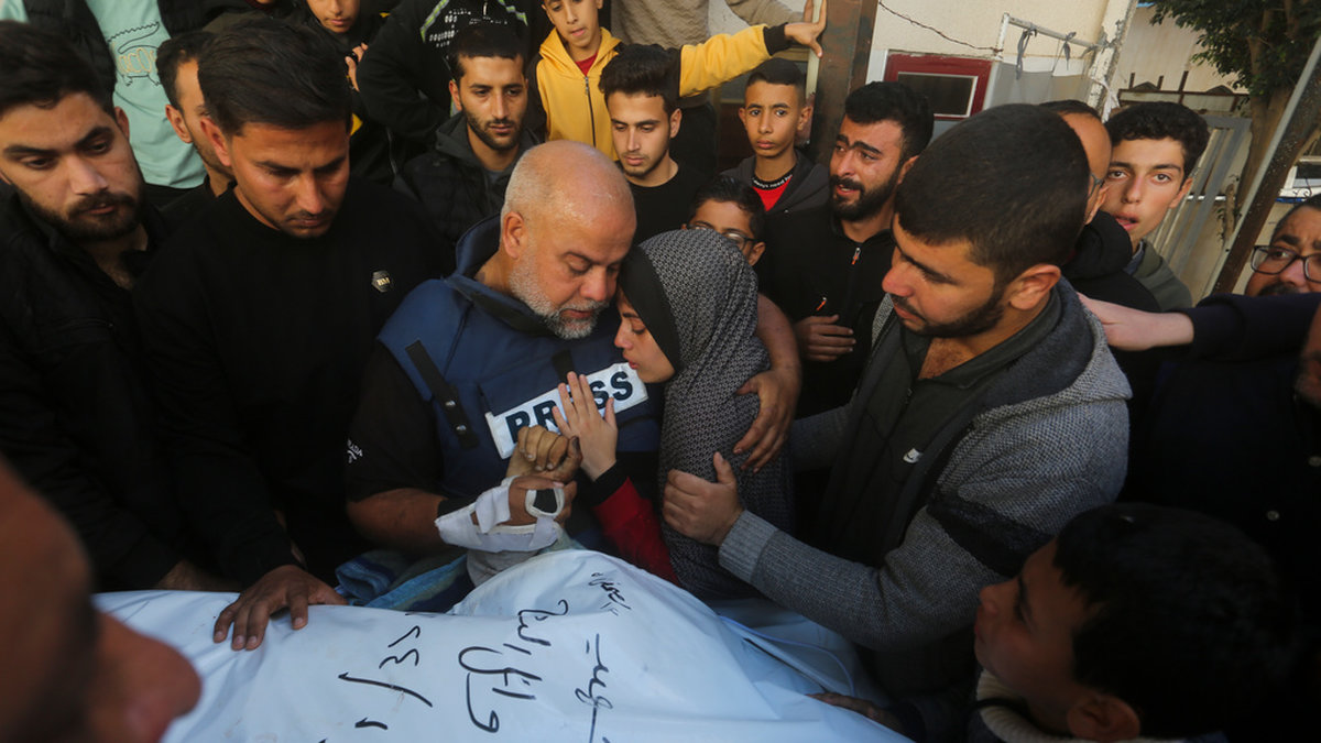 Al Jazeeras byråchef Wael al-Dahdouh håller sin döde sons hand. Hamza al-Dahdouh, som även han arbetade för Al Jazeera, dödades i ett israeliskt flyganfall mot Rafah den 7 januari. Arkivbild.