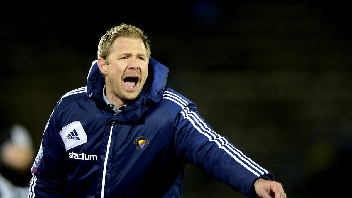 Magnus Pehrsson lämnar sitt uppdrag som manager i Djurgården – efter hot av supportrar. 