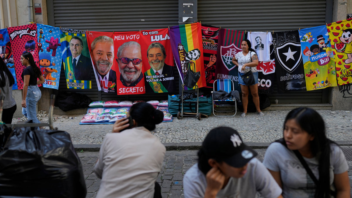 Handdukar för båda huvudkandidaterna i valet senare i år till försäljning i Rio de Janeiro.