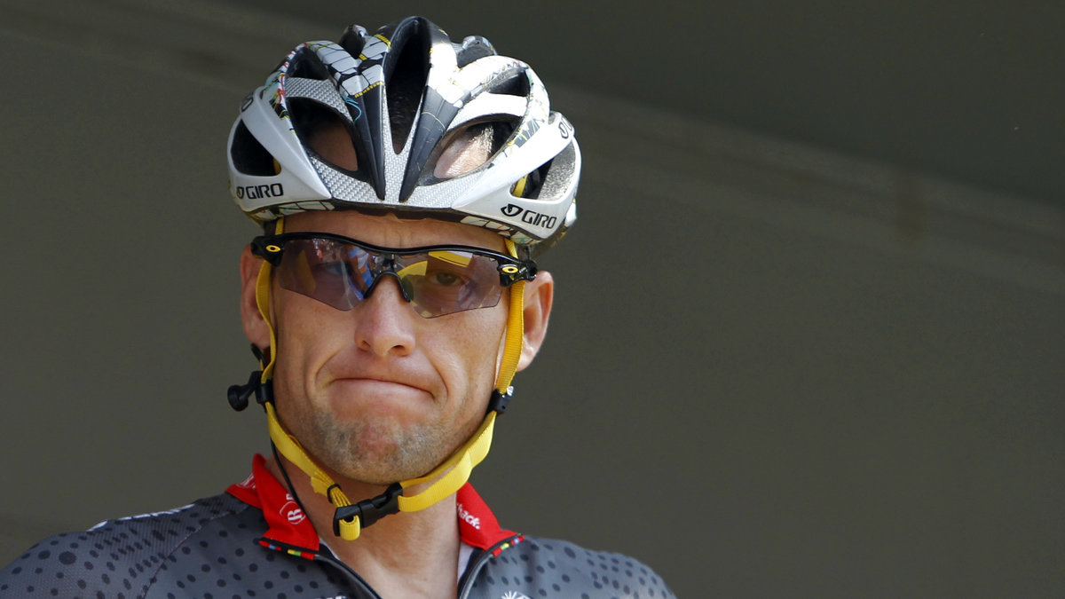 Lance Armstrong hyllas av den dopingfällde Alberto Contador.