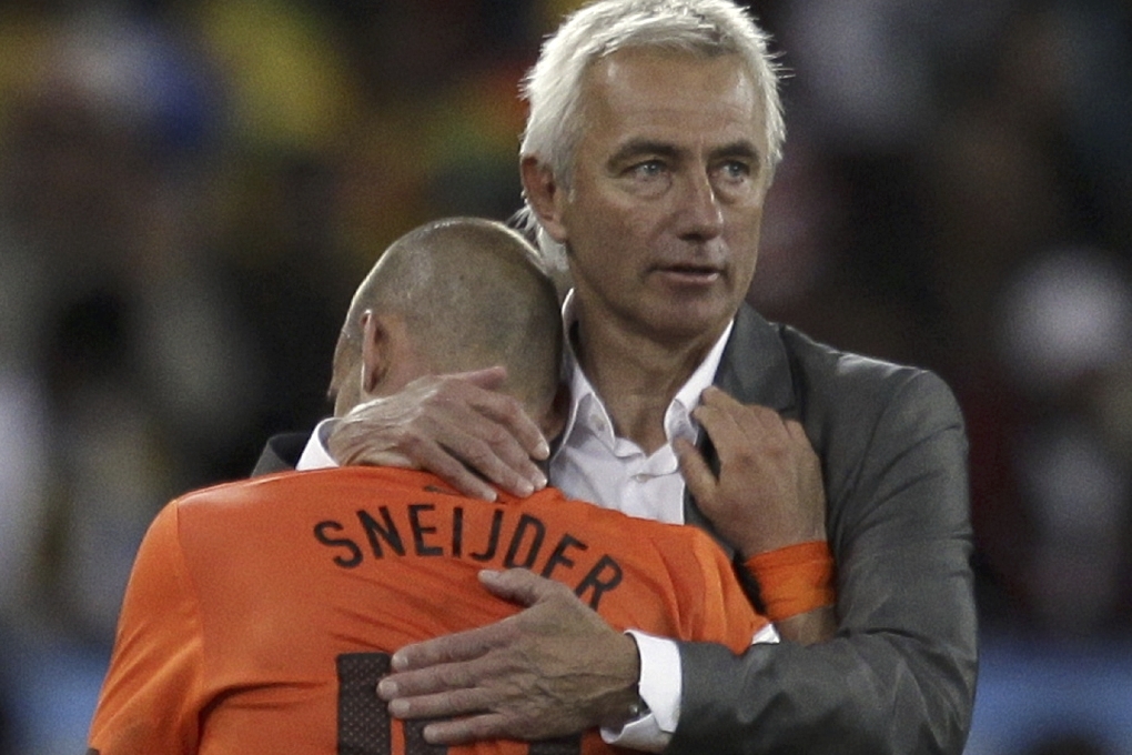 Enligt tevekanalen ropade Arsenal-anfallaren till förbundskaptenen Bert van Marwijk (t.h.) att han borde byta ut Wesley Sneijder i stället (t.v.)
