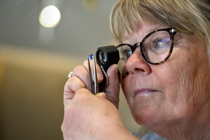 Lena Carlsson, vd för Smycken & Klockor, vill se bättre information till kunderna om vilka diamanter de köper.
