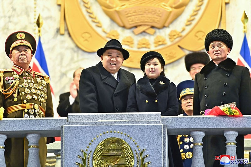 Far och dotter Kim vid en militärparad i Pyongyang i februari 2023. Arkivbild, ursprungligen distribuerad av Nordkoreas statliga medier.