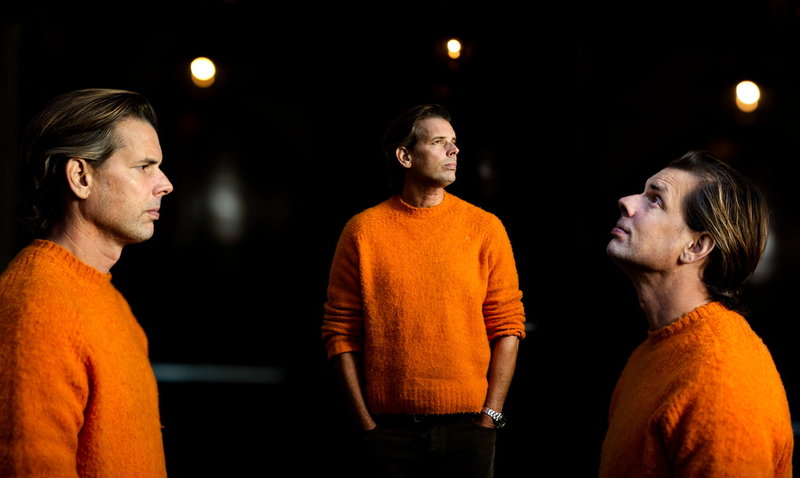 Alex Schulman skulle gärna göra en film – om han fick regissera. 'Det är därför jag skriver böcker – för att äga varenda bokstav. Men jag fattar att man inte kan ge mig en massa pengar och låta mig regissera, för jag har inte gjort det förut. Kanske ska jag använda 'Tröstrapporter' som arbetsprov och gå till SF. Jag är jättesugen. Jag är så svältfödd på att få arbeta med andra.'