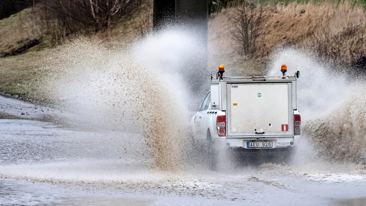 Översvämningarna kommer att öka i takt med att vädret blir mer extremt – och ställer hårdare krav på vägarna. Här är det väg 107 mellan Ödåkra och Ängelholm som översvämmats i samband med att stormen Franklin nådde Sverige. Arkivbild.