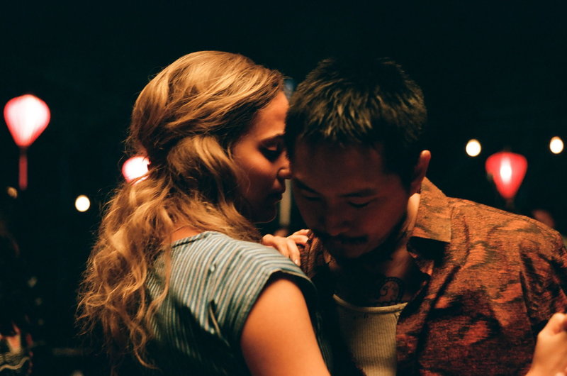 Alicia Vikander och Justin Chon spelar ett gift par som utsätts för svåra prövningar när han riskerar att bli deporterad från USA i 'Blue Bayou'. Pressbild.