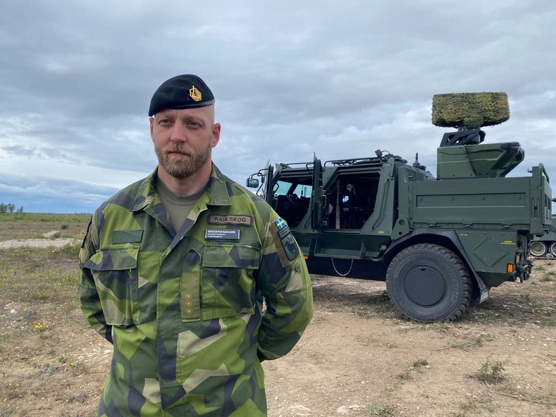 "De sensorer vi har satt in i systemen ökar våra förmågor", säger Kristoffer Rahlskog, projektledare vid Gotlandsregementet P18, här framför en radar av typen Giraffe.