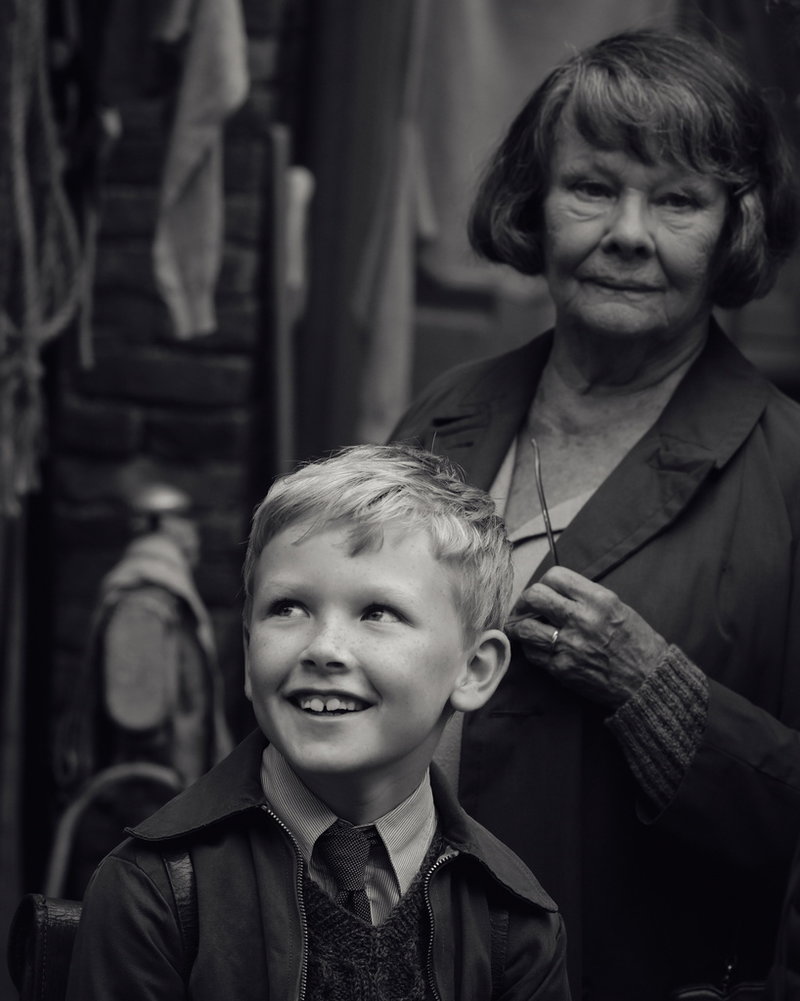 Jude Hill i rollen som Buddy i 'Belfast'. Judi Dench spelar hans farmor i filmen. Pressbild.