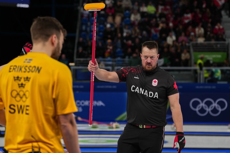 Kanadas Ben Hebert mot Sverige i OS-curlingen. Arkivbild. 