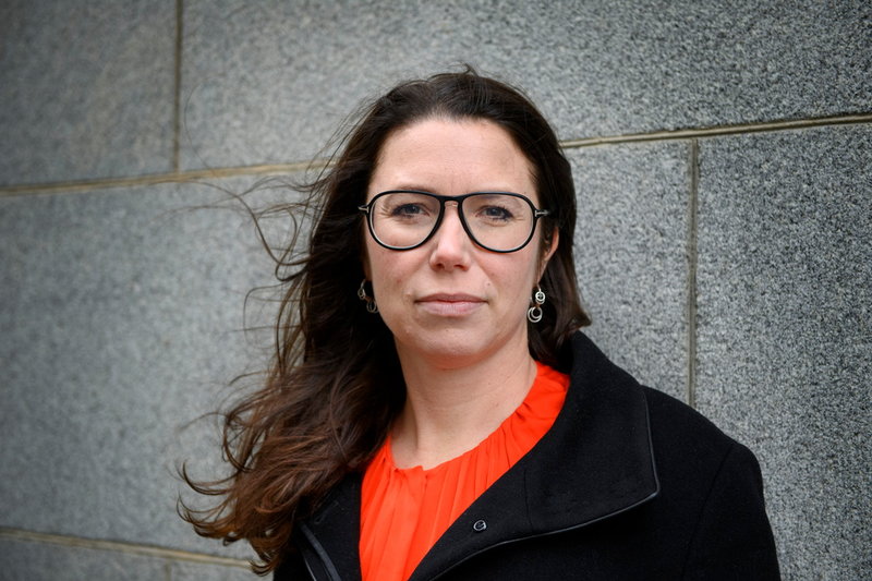 Anna Florén, programchef på Voksenåsen utanför Oslo, tar emot stipendiet på 650 000 kronor som ska användas till stipendier till svenska skolungdomar, berättar hon.