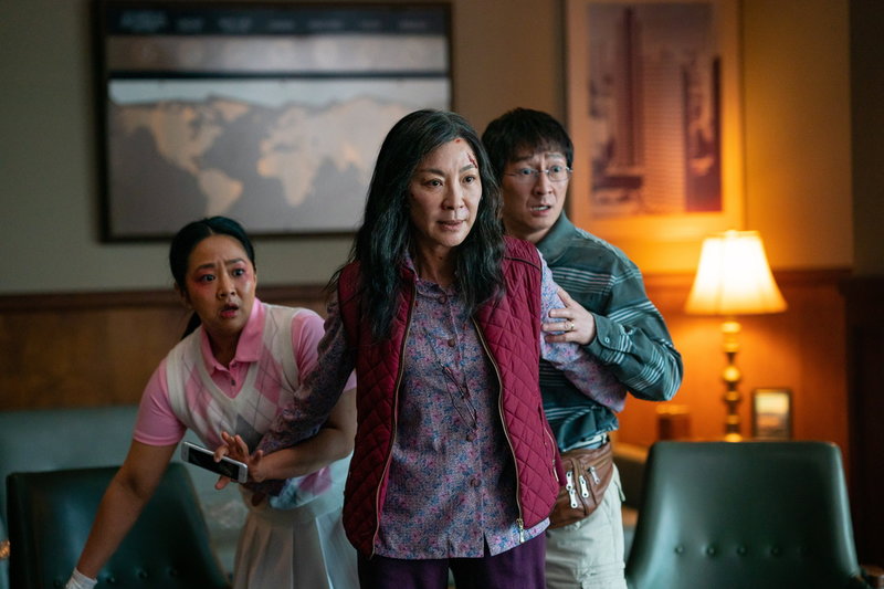 Evelyn (Michelle Yeoh) måste rädda mänskligheten – och alla parallella universum – i 'Everything everywhere all at once'. Pressbild.