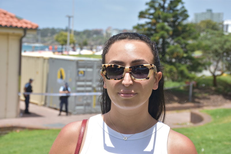 "Jag och alla jag känner vet någon som antingen var där, sköts eller dödades", säger Jasmine Mizrahi.