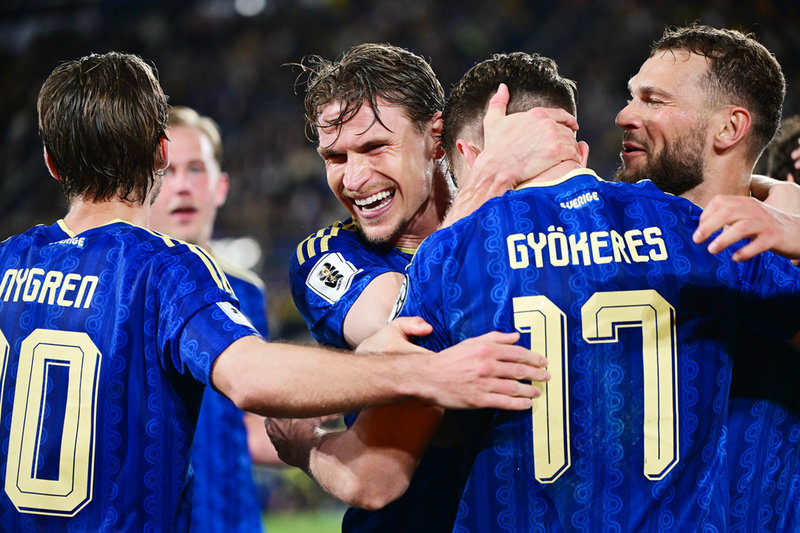 Carl Starfelt kramar om Viktor Gyökeres efter ett av målen mot Ukraina i vårens semifinal i playoff-spelet till VM. Nu är risken stor att Starfelt missar VM.