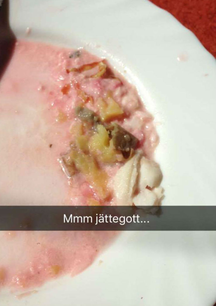 Pocherad fiskfilé toppad med smörfrästa rödbetor och savoykål, serverad med potatis. En rätt som låter oerhört god i teorin, men som inte riktigt levererade i praktiken på Rudbeckianska gymnasiet i Västerås. Pocherad fiskfilé toppad med smörfrästa rödbetor och savoykål, serverad med potatis. En rätt som låter oerhört god i teorin, men som inte riktigt levererade i praktiken på Rudbeckianska gymnasiet i Västerås.