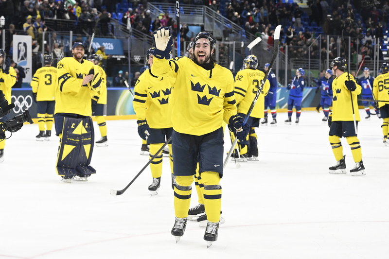 Målskytten Mika Zibanejad jublar efter segermatchen.