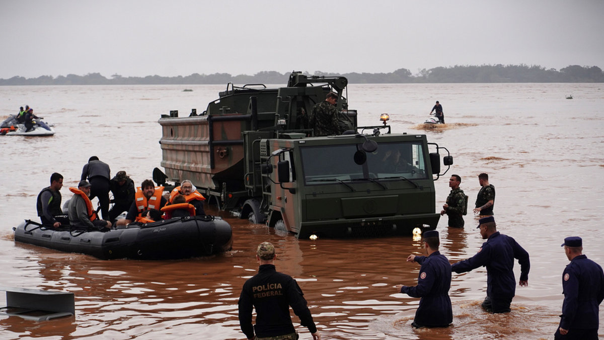 Soldater och polis evakuerar invånare i översvämningsdrabbade Porto Alegre i lördags.