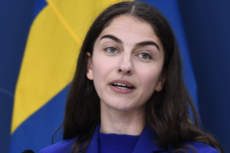 Klimat- och miljöminister Romina Pourmokhtari (L) röstade nej till en ny EU-lag som bland annat ska stärka den biologiska mångfalden. Arkivbild.