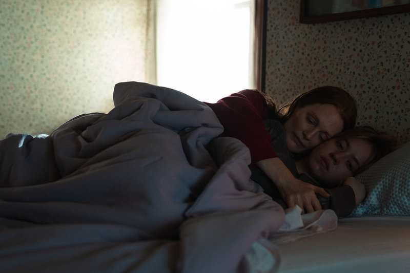 Julianne Moore spelar en mamma som försöker skydda sin dotter (Sydney Sweeney" i "Echo Valley".