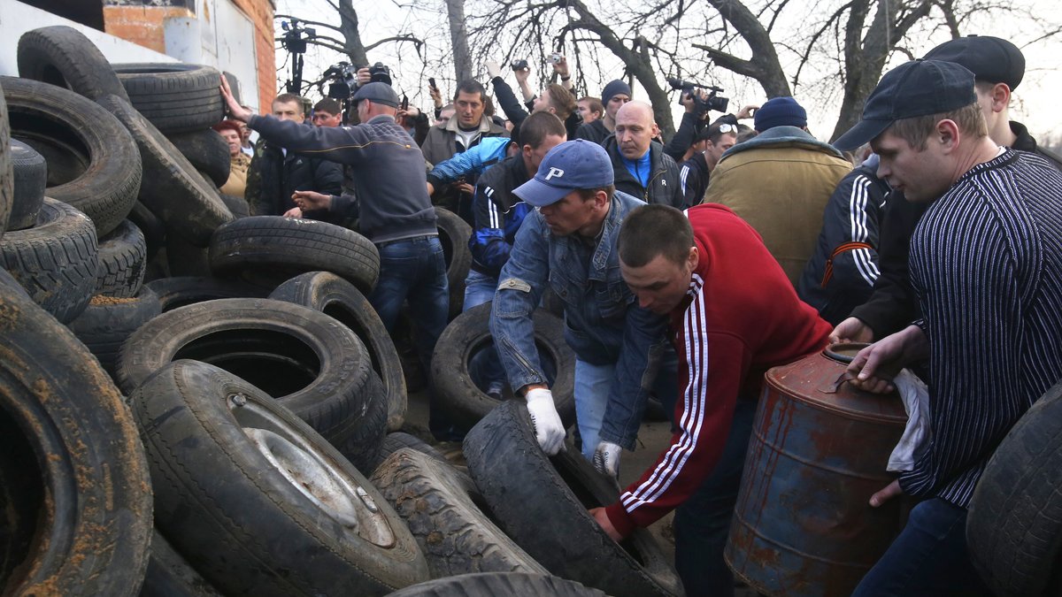 Flera vägspärrar har byggts i östra Ukraina efter hot från regeringen i Kiev om en "antiterroraktion".
