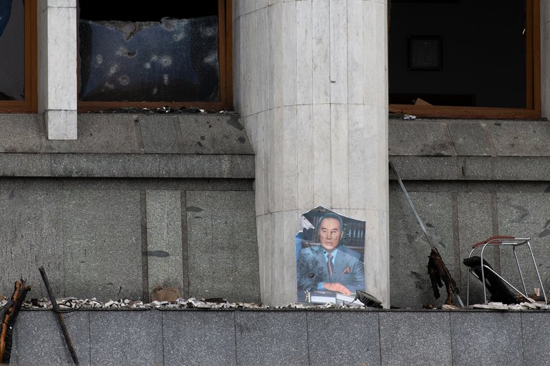 Ett flagnat porträtt av tidigare presidenten Nursultan Nazarbajev. Arkivbild.