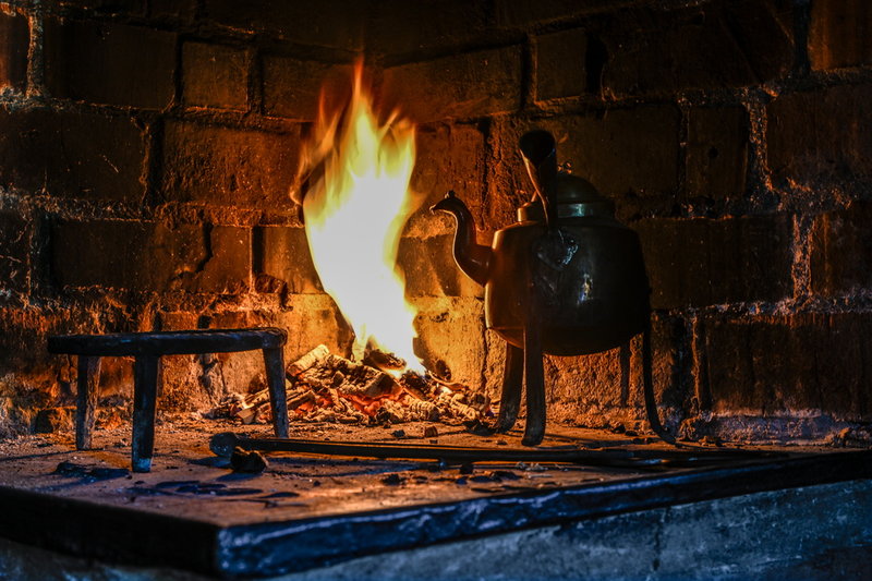 Enda värmekällan. Ingen hade råd att slösa med veden.