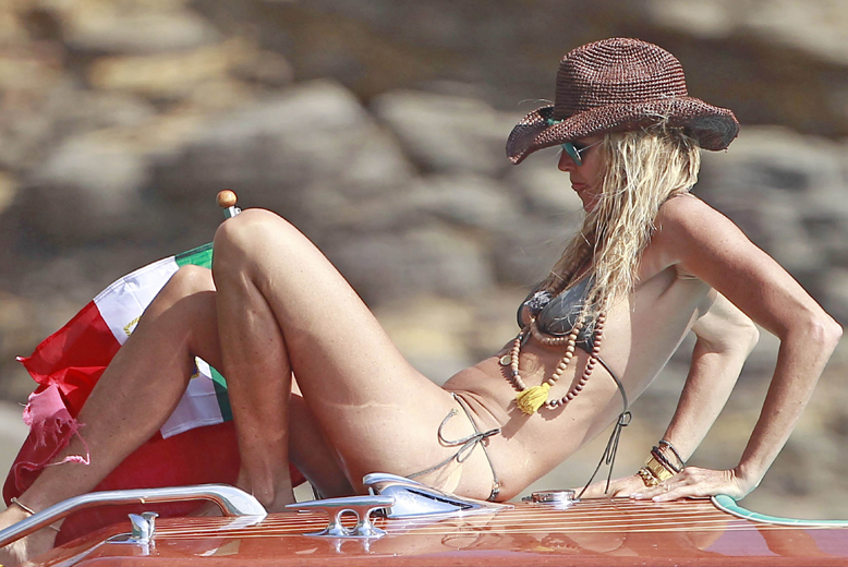 Elle Macpherson i perfekt strandform på Ibiza.