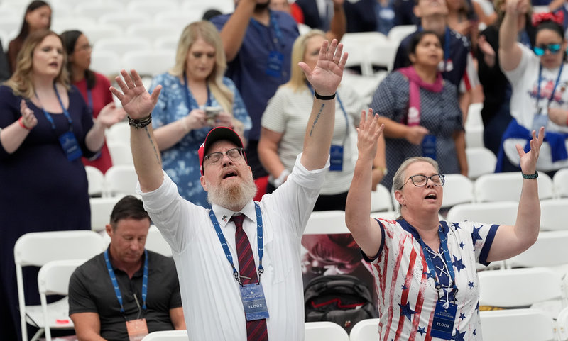 Charlie Kirk-supportrar vid minnestjänsten i State Farm Stadium, Glendale Arizona.